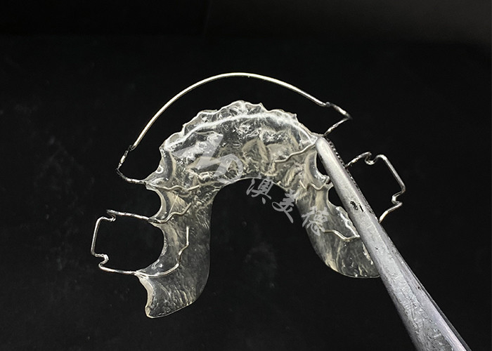 مريحة لارتداء المختبر الأسنان AMD's Hawley Retainer للاعتماد الآمن والصحي